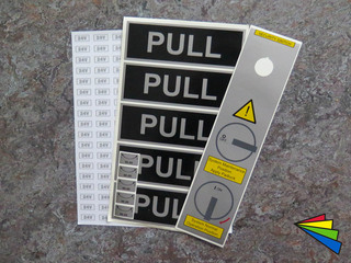 Stickers met tekst en pikto op zilver vinyl gedrukt